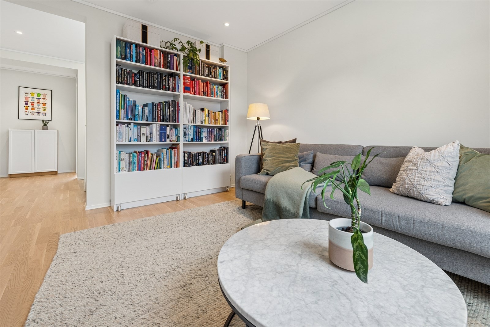 Rommet egner seg utmerket som TV-stue, bibliotek eller eventuelt lekerom. Du kan velge den bruken som passer best for dine behov. Galleribilde