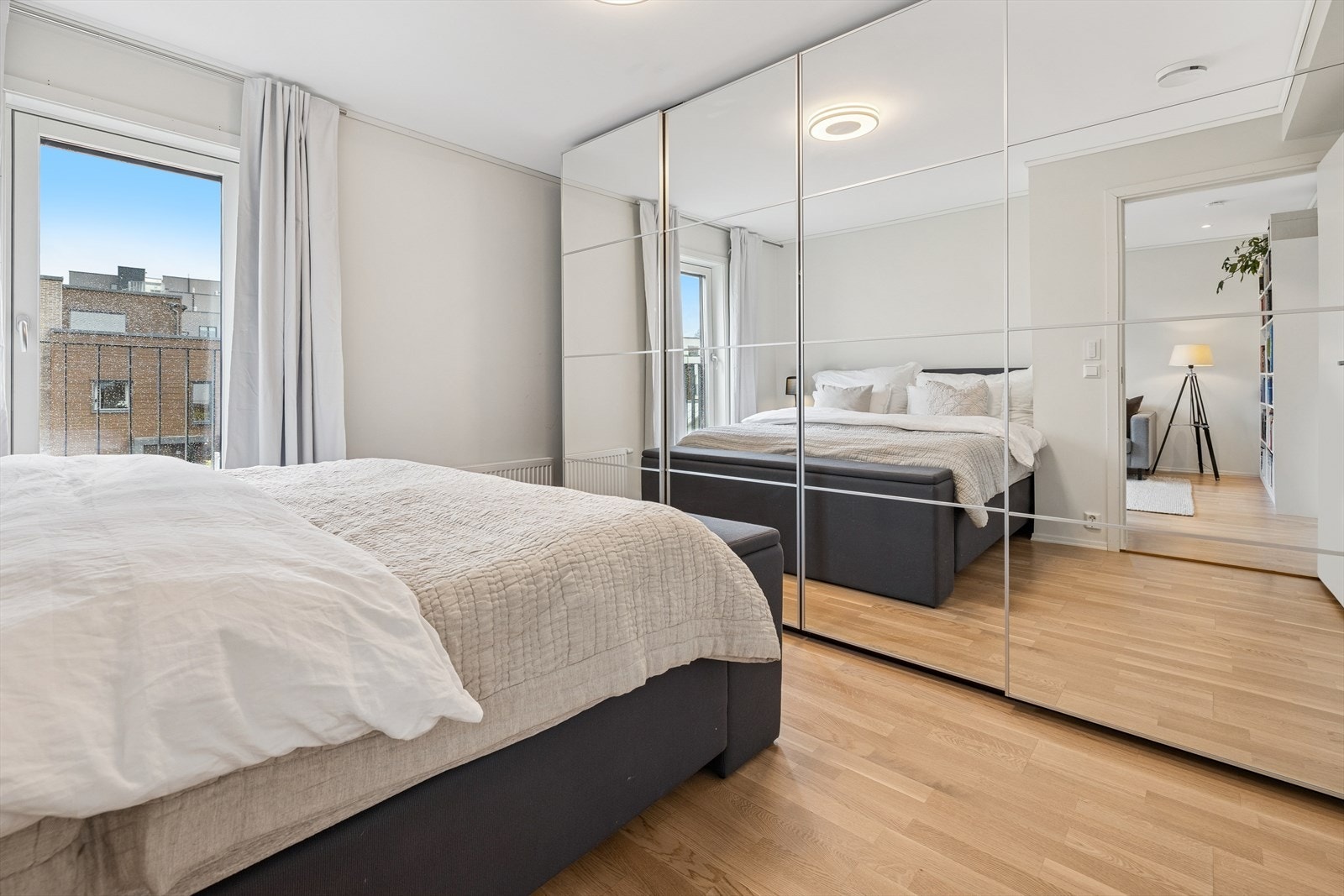 I tillegg er rommet innredet med en stor skyvedørsgarderobe som tilbyr rikelig med plass til klær og sko. Galleribilde