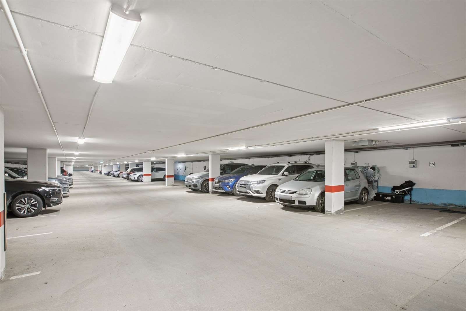 Det følger med to parkeringsplasser i felles garasjeanlegg. Den ene har Zaptec elbil-lader, mens den andre har en eldre elbil-lader med stikkontakt. Galleribilde