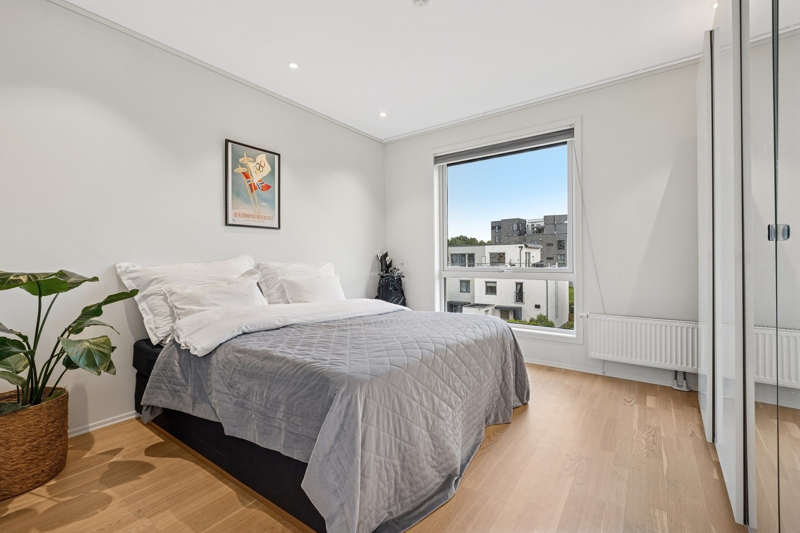 I tredje etasje finner vi en gang og et soverom. Her er det både plissegardiner og elektriske screens. I tillegg er det installert en varmepumpe med aircondition. Galleribilde