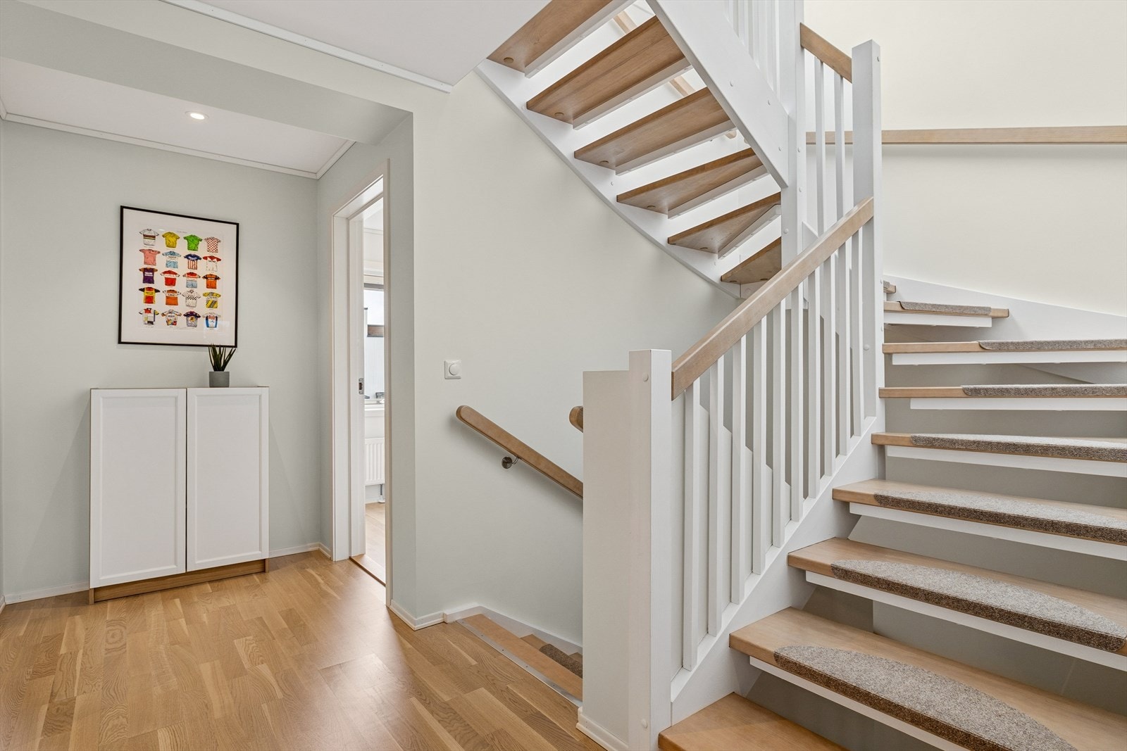 Lys trappegang med downlights i himling. Galleribilde