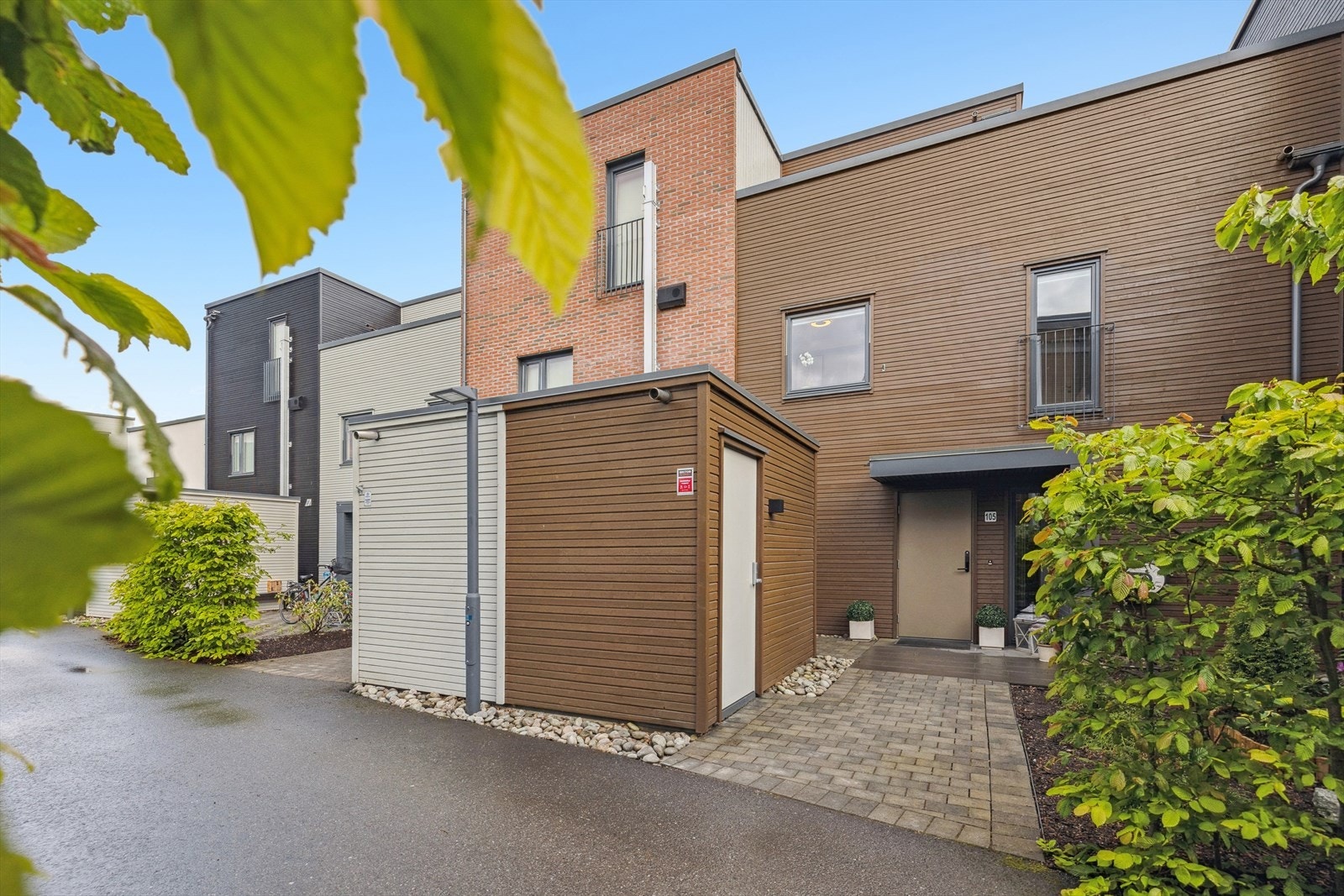 Flott inngangsparti med belegningsstein. Her finner du også en utvendig bod rett utenfor inngangspartiet, som har en størrelse på cirka 5 kvm. Galleribilde