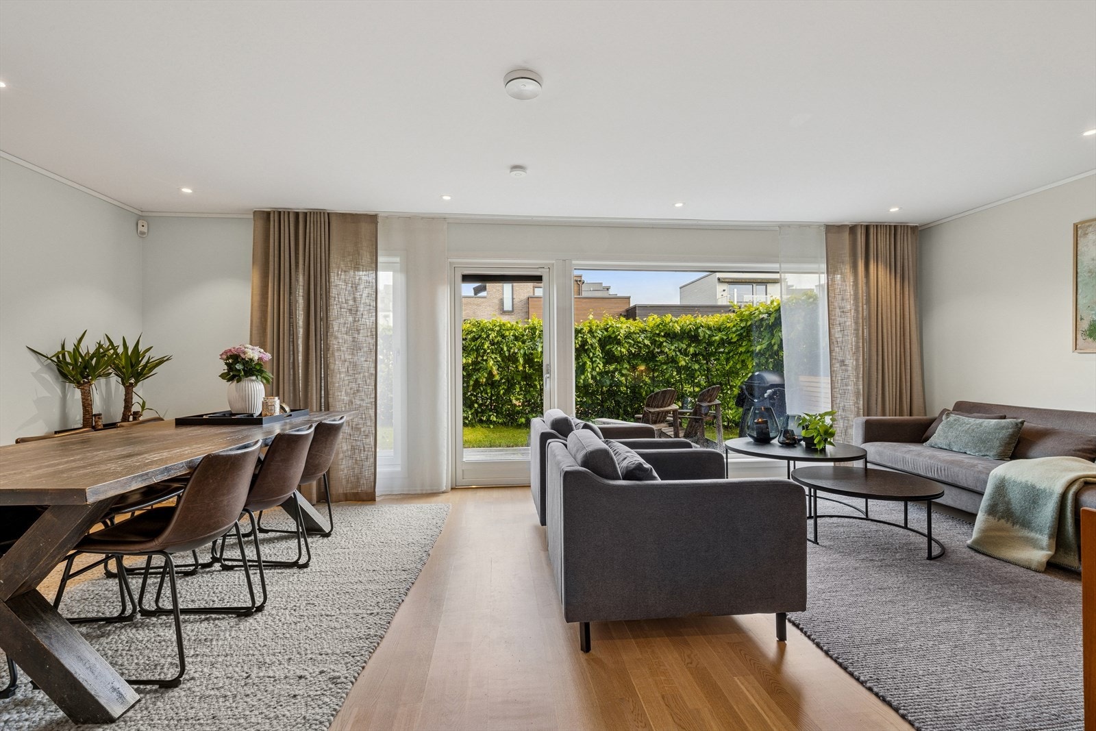 Store vinduer gir rikelig med naturlig dagslys inn i rommet. Det er også installert utvendige screens for solskjerming på vinduene i stuen, med unntak av balkongdøren Galleribilde