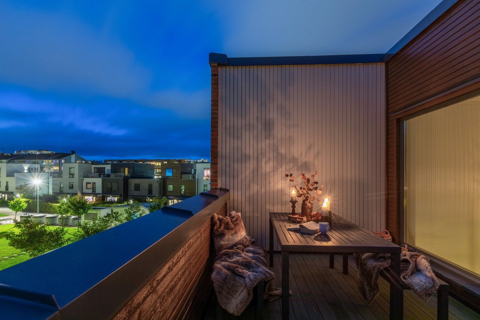 Her finnes det mange gode møbleringsalternativer, samt gode solforhold som gjør plassen innbydende og lys. Galleribilde