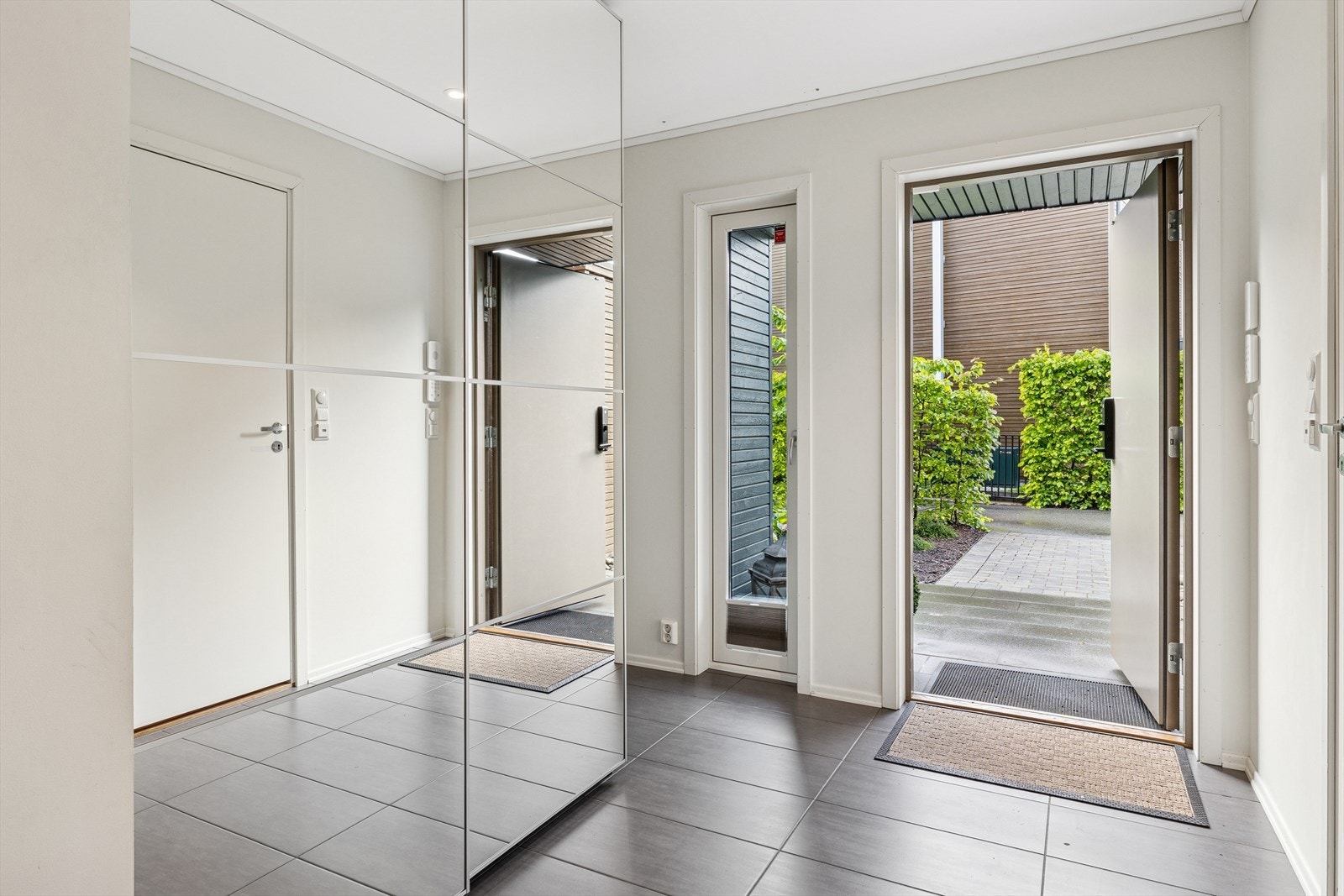 Du blir godt mottatt i en romslig, flislagt entré med vannbåren gulvvarme. Entréen har et praktisk garderobeskap, og ved siden av ligger et teknisk rom som kan utnyttes til ekstra lagringsplass. Galleribilde