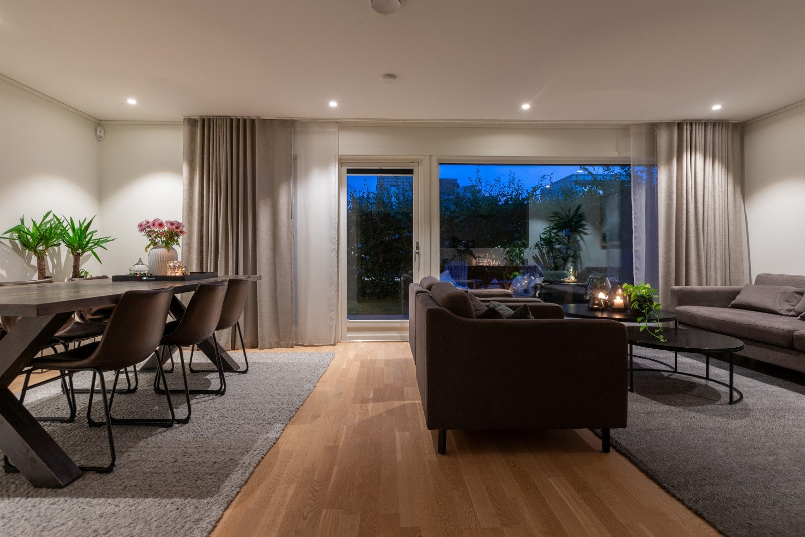 Eiendommen er påkostet på bla. downlights i himling i stuen og kjøkkenet, samt utvendige screens på flertall av vinduene og stor markise. Galleribilde