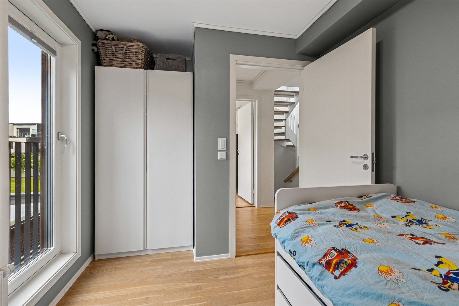 Rommet er innredet med et garderobeskap som følger med. Galleribilde