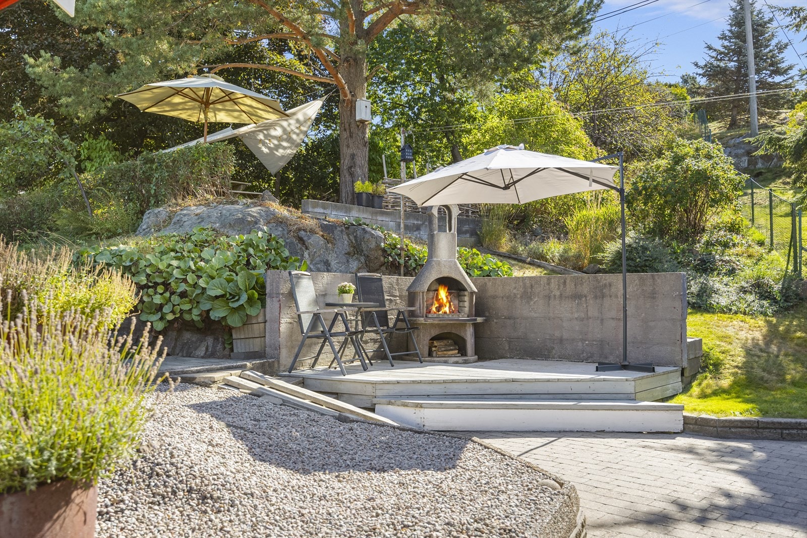 En av flere hyggelig uteplasser rundt huset Galleribilde