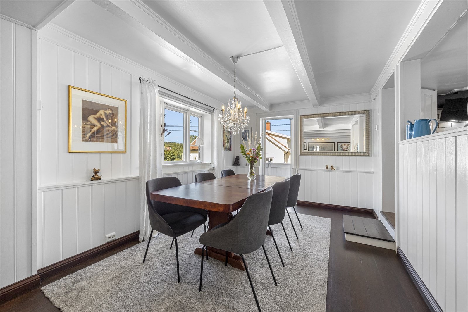 I stue og spisestue er det pusset og lakket skipsgulv. Galleribilde