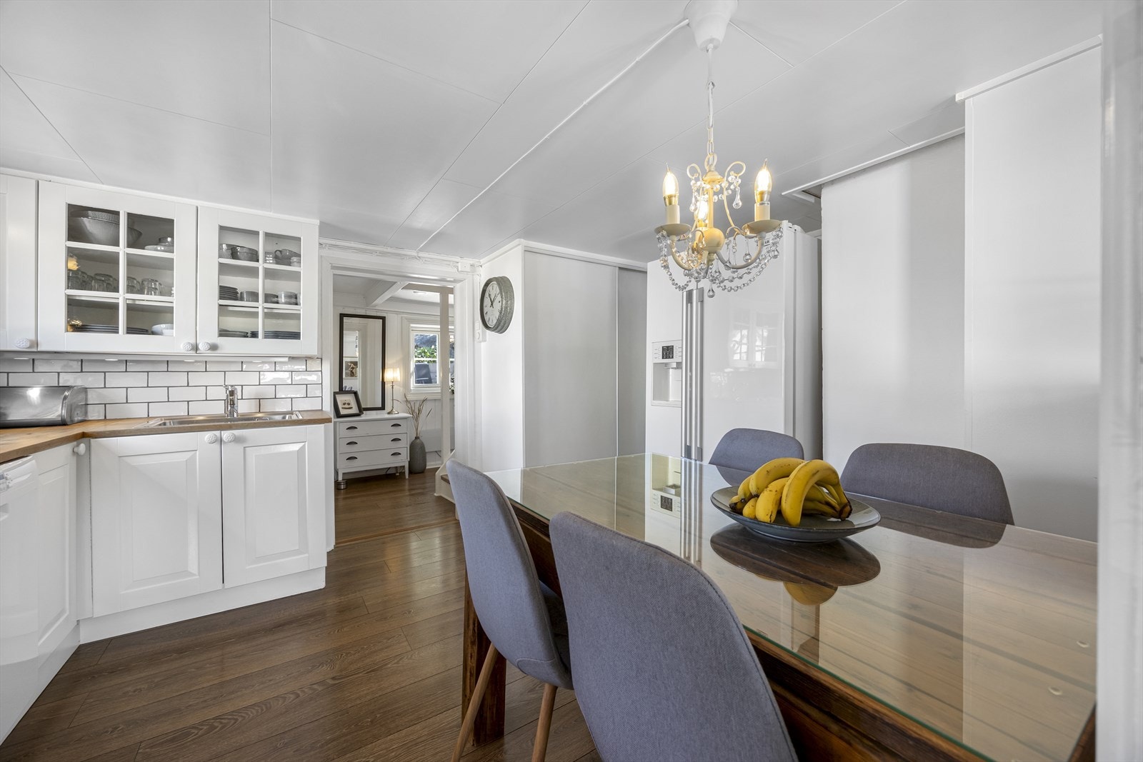 Praktiske skyvedører på kjøkken, hvor det er plass til oppbevaring av større kjøkken apparater ol. Galleribilde