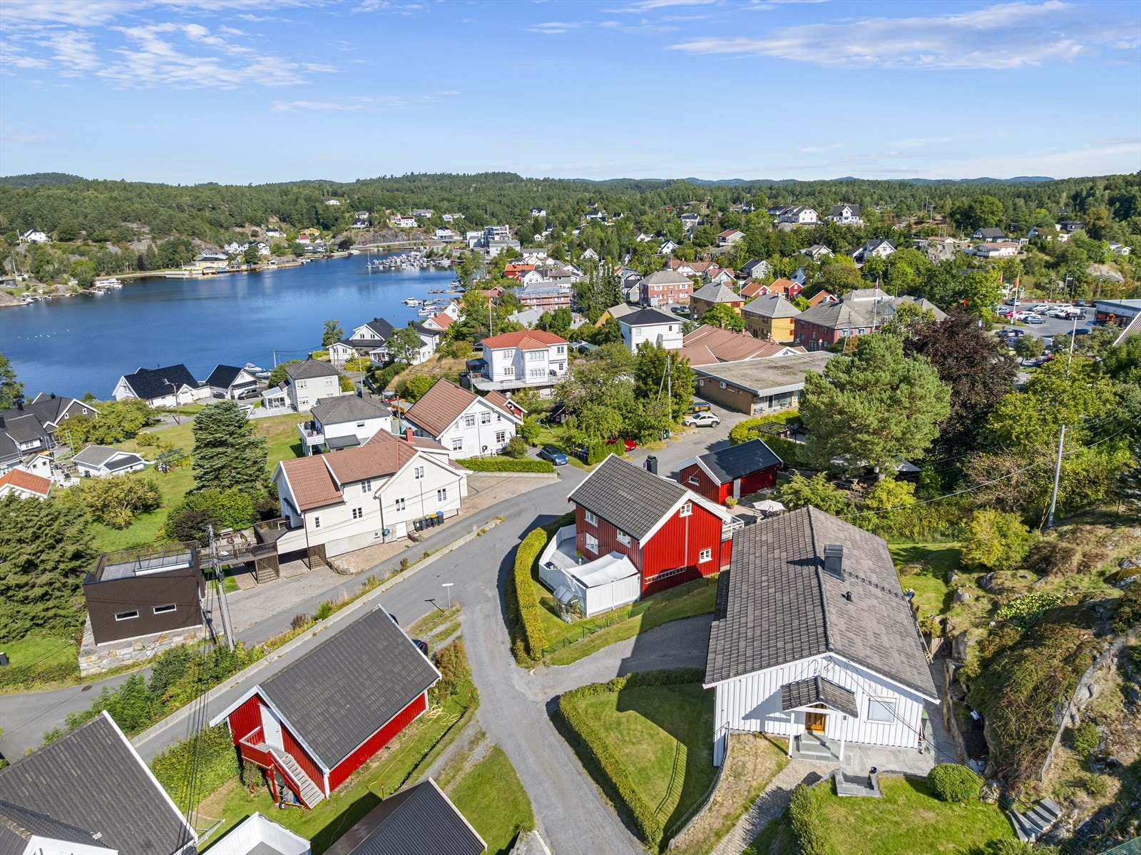Sjønært og sentralt på Eydehavn med kort vei til buss, matbutikk, barnehager, skole, båthavn, flotte turområder m.m. Galleribilde