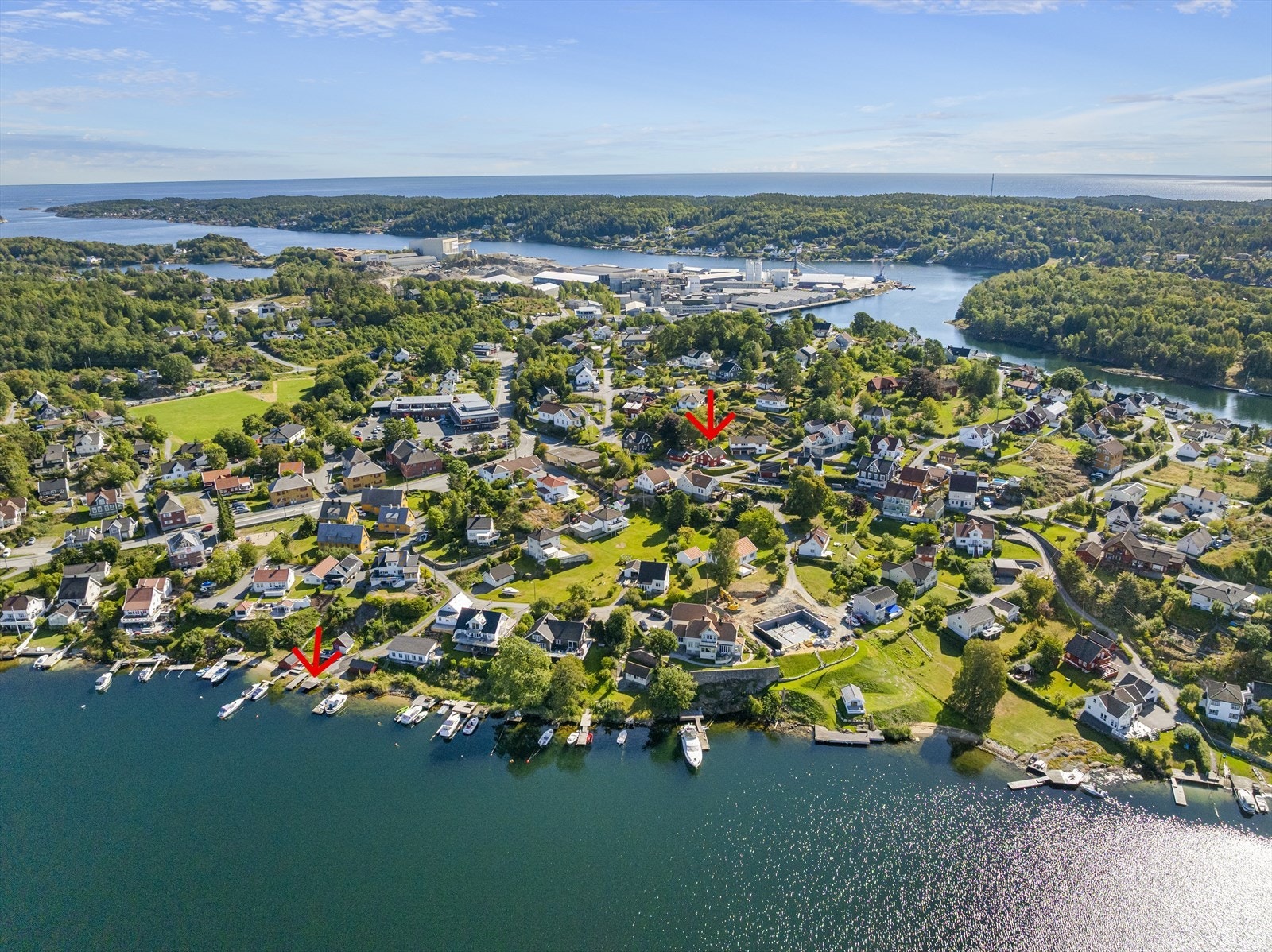 Kort vei til badeplass ved offentlig brygge. Kun noen få minutters gange fra eiendommen. Galleribilde