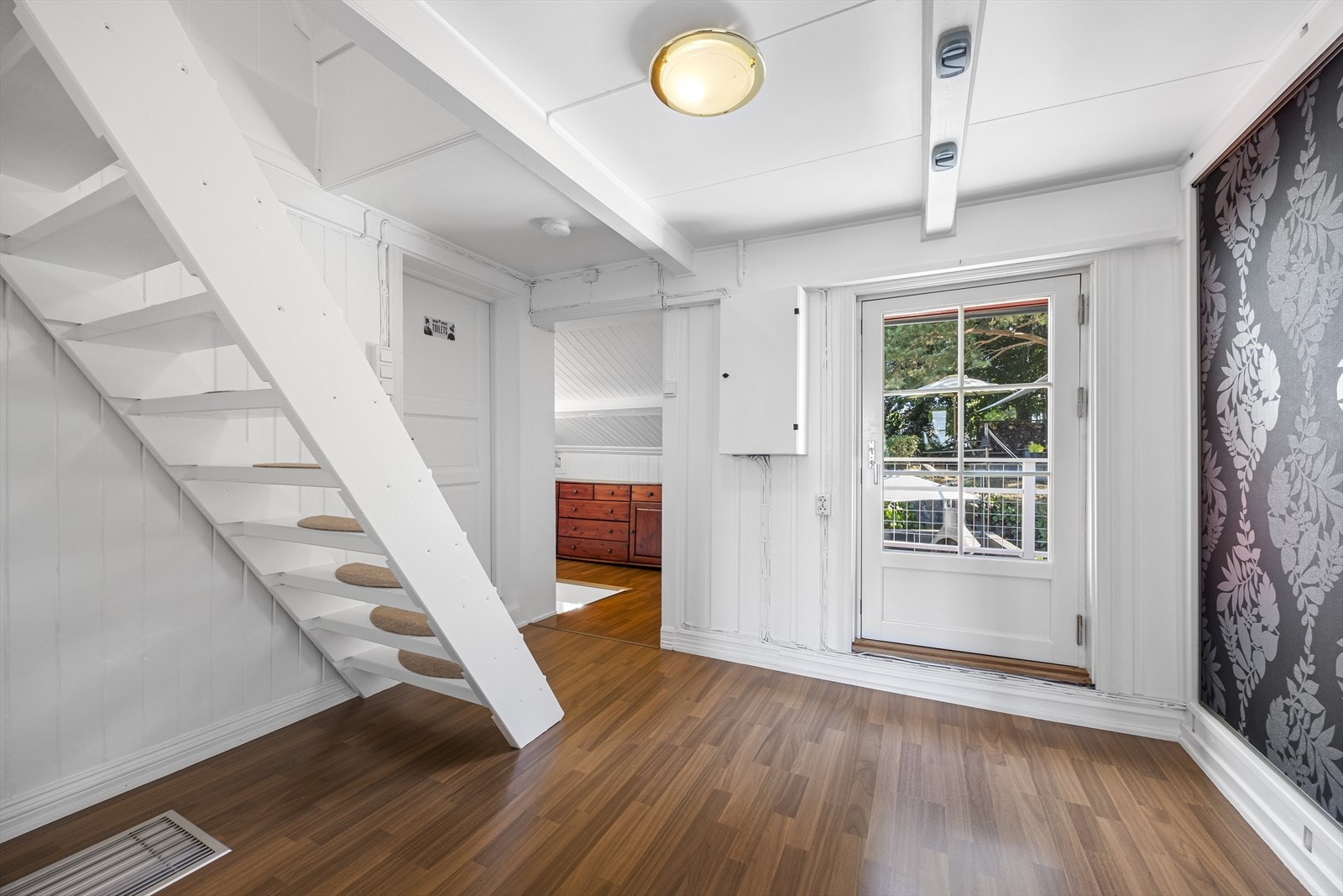 Gang med utgang til veranda. Til høyre sees skyvedørsgarderobe med god plass til oppbevaring. Galleribilde