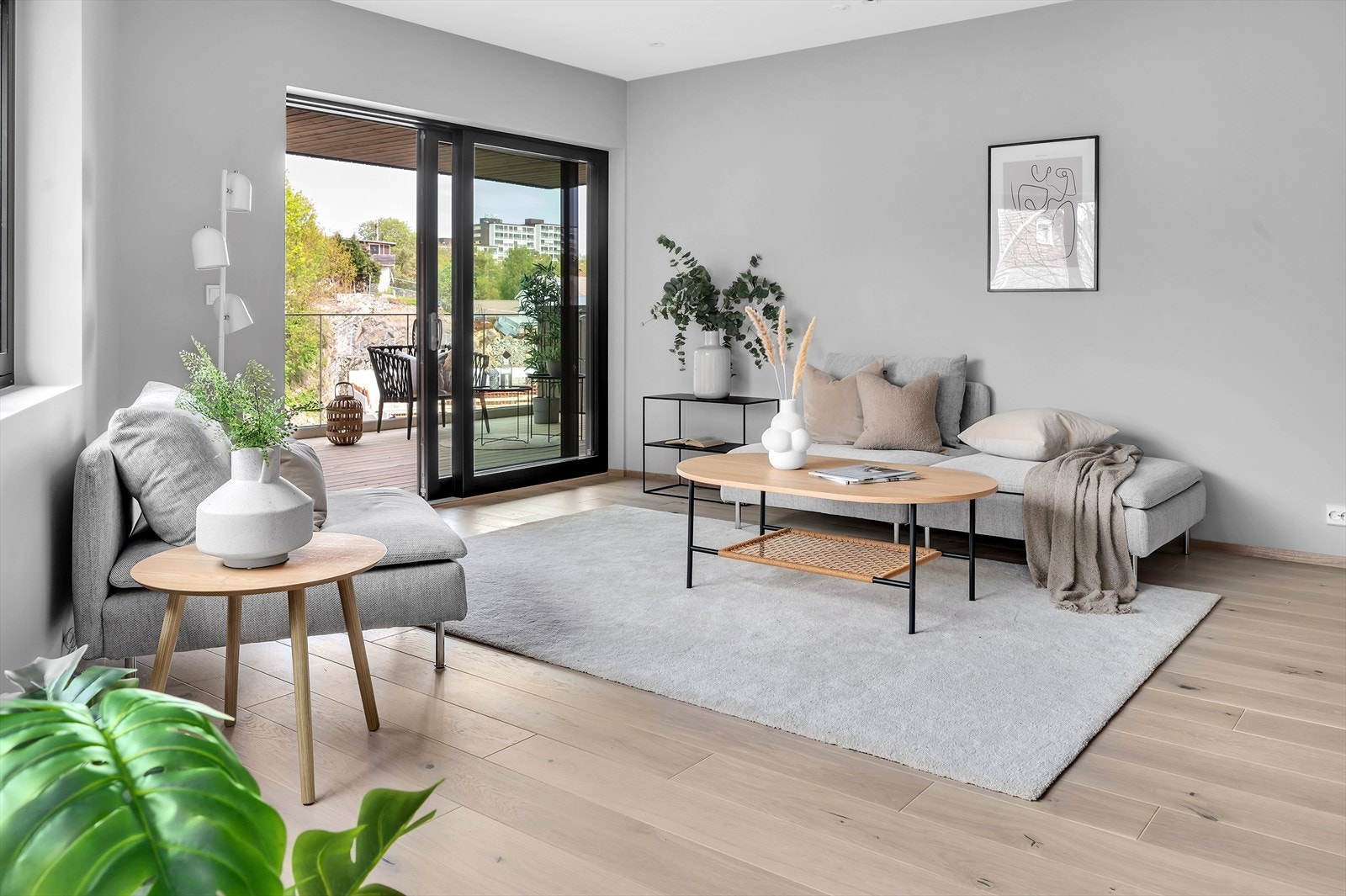 Fra stuen er det utgang til romslig, overbygget balkong. Galleribilde