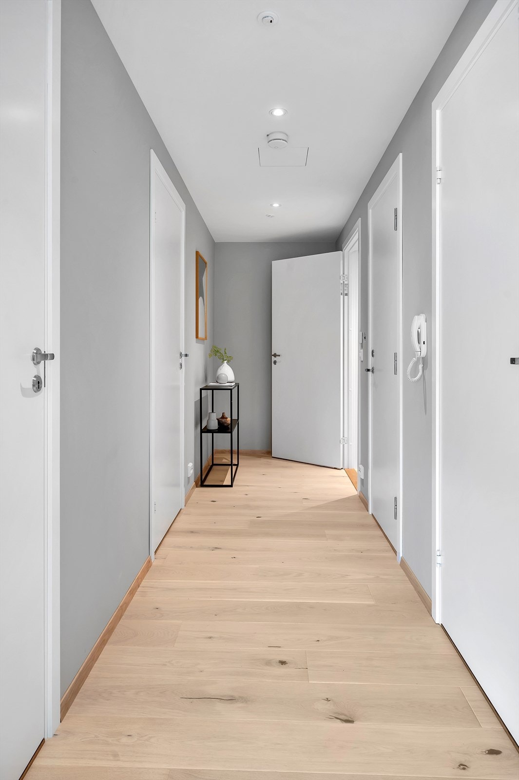 Du ønskes velkommen inn i en lys gang som tar deg til alle øvrige rom i leiligheten. Gangen gir et godt førsteinntrykk med enstavs parkettgulv som er gjennomgående i leiligheten. Galleribilde