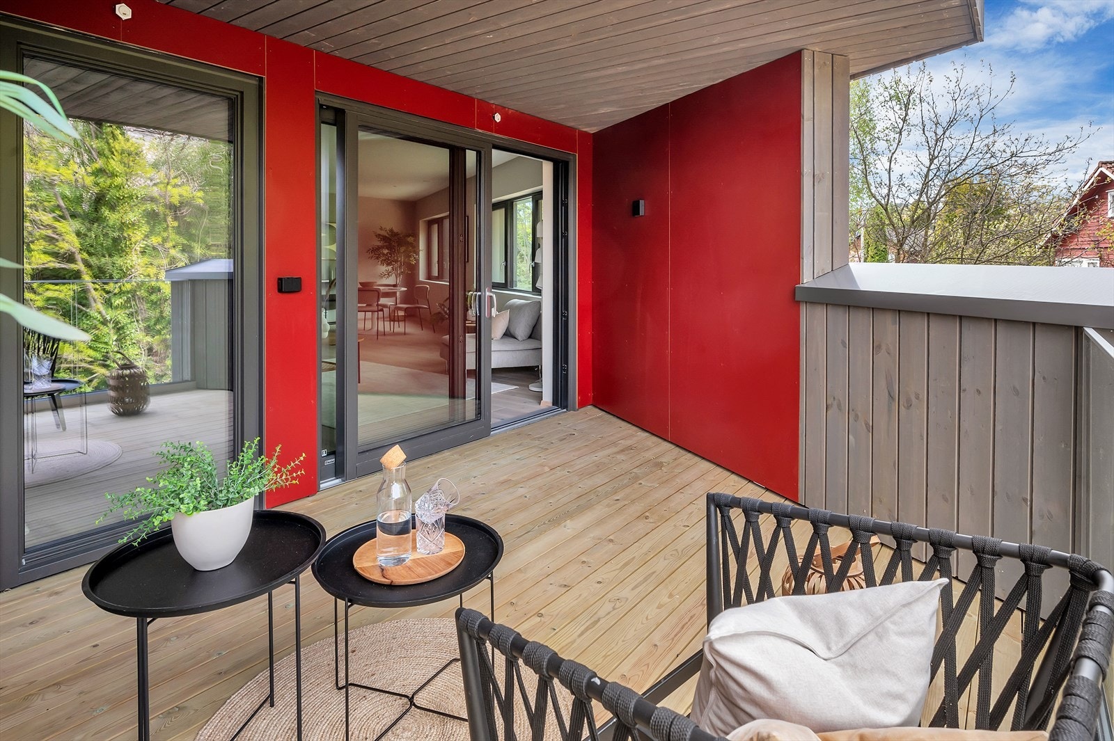 Det er tilkomst fra stuen og det minste soverommet til balkongen. Galleribilde