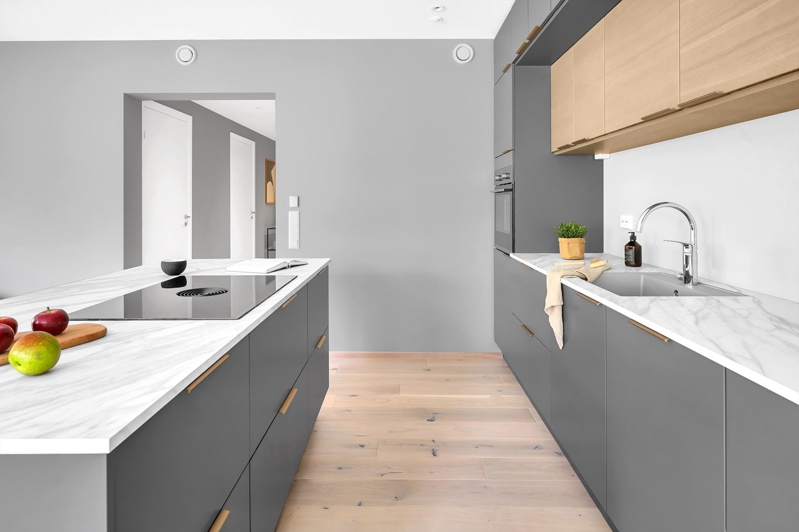 Alle hvitevarer er integrerte, inkludert et romslig kjøl/fryseskap, en effektiv oppvaskmaskin og komfyr i god arbeidshøyde. Galleribilde