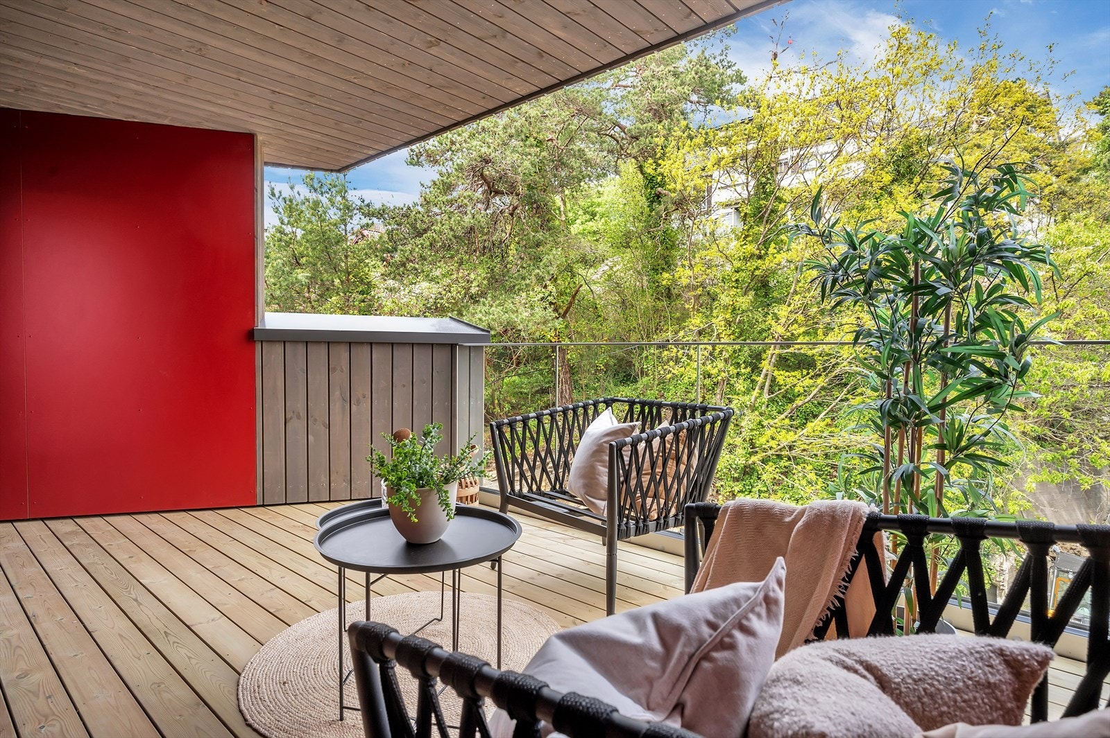 Balkongen er på 14 kvm og er overbygget med fint grøntutsyn. Galleribilde