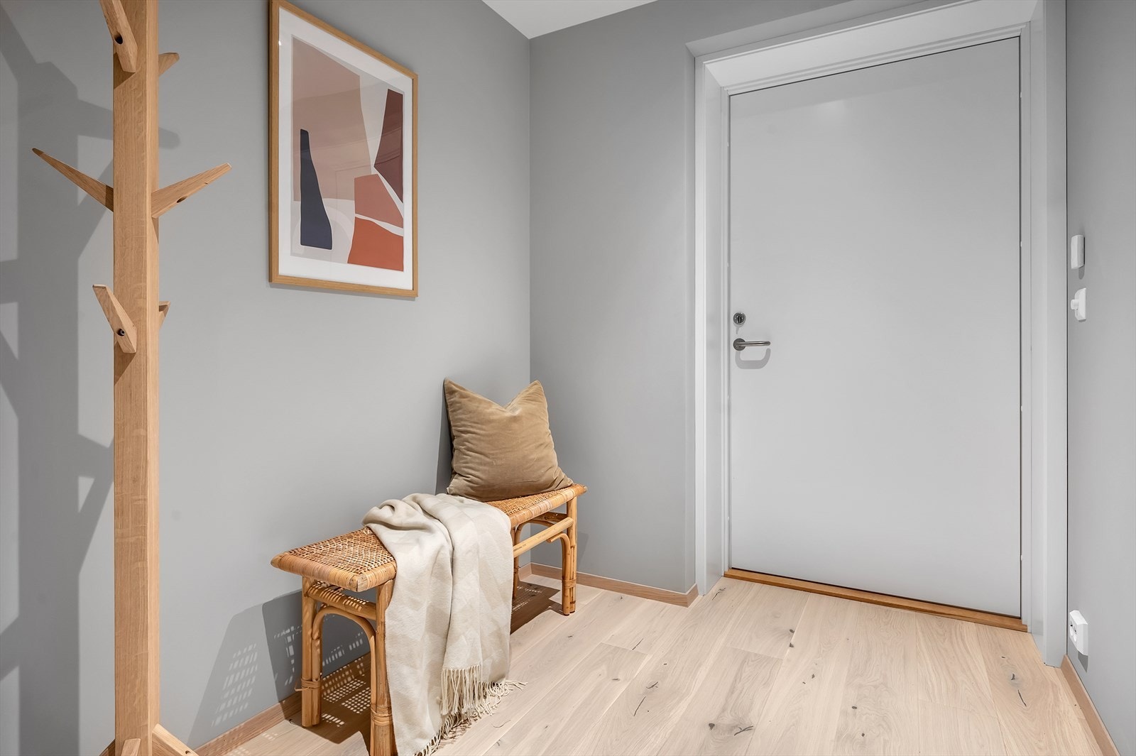 I entreen er det plass for garderobemøbel og opphengsmuligheter. Galleribilde