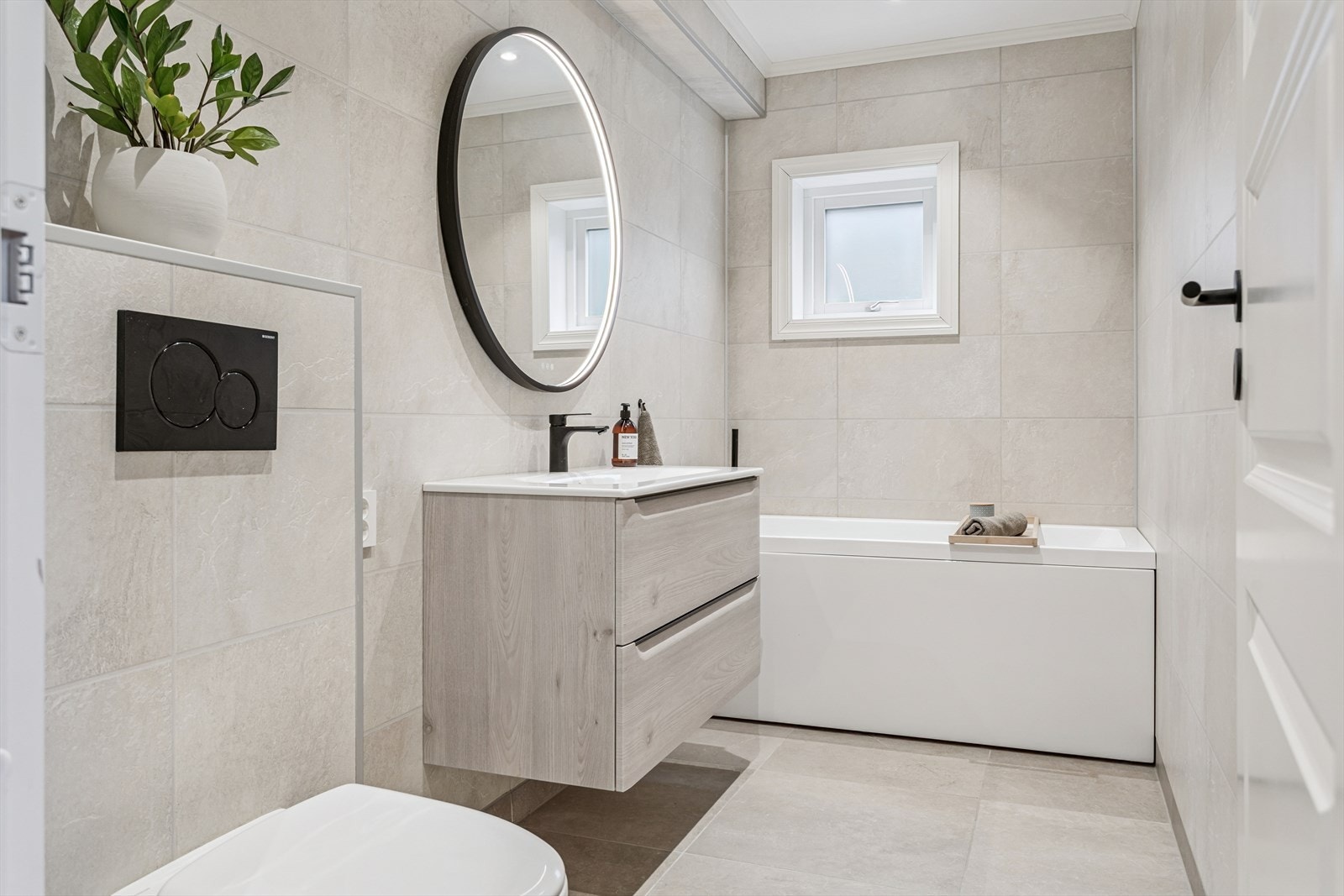 Badet i underetasjen ble oppgradert i 2021. Rommet har flislagt gulv, våtromsplater på vegger og malt himling. Galleribilde