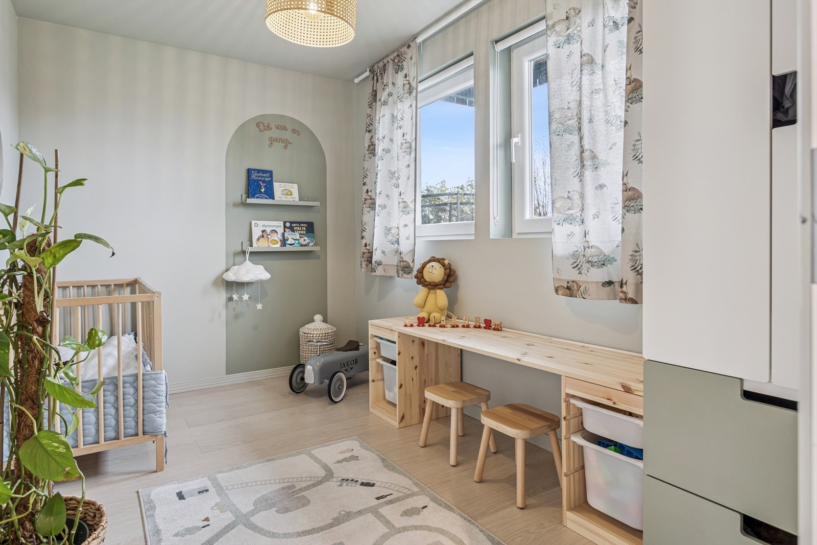 To praktiske rom i u.etg, med moderne overflater - ideelle som barnerom, gjesterom eller hjemmekontor. Laminatgulv, malte vegger og malt himling. Varme i gulv. Galleribilde