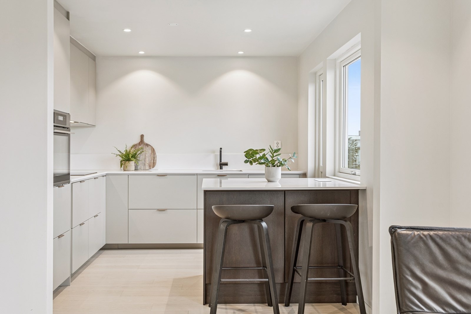 Kjøkkenet ble betydelig oppgradert i 2023 og fremstår svært delikat og moderne. Galleribilde