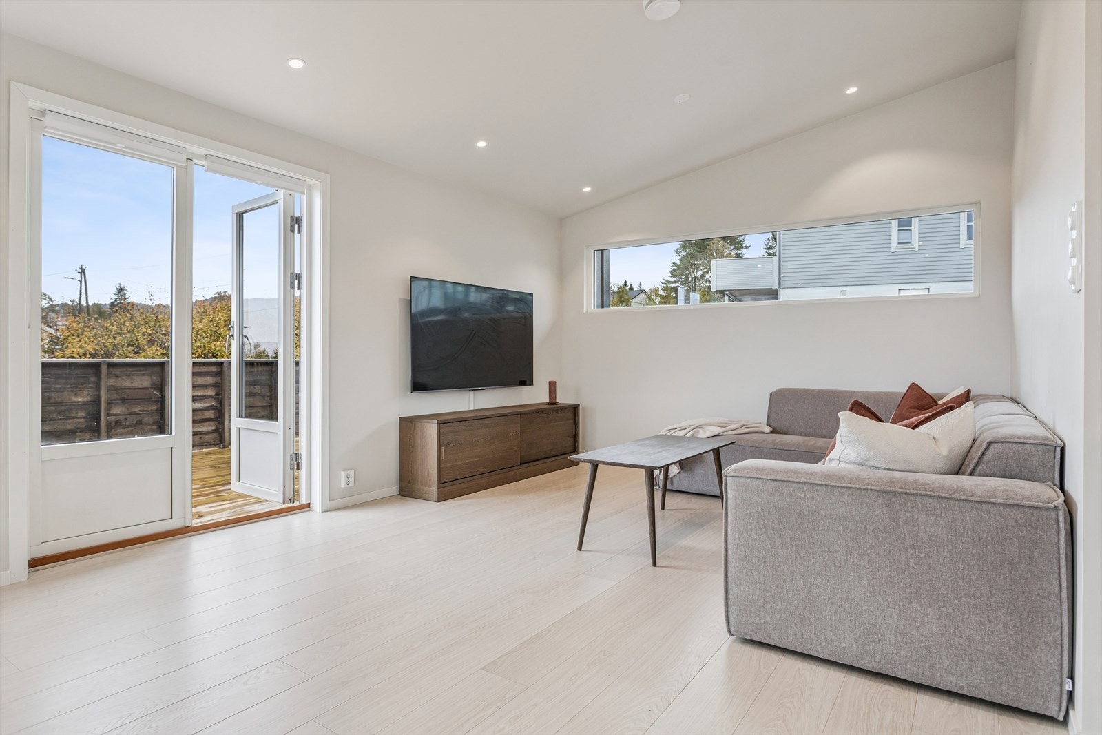 Den nyere vedovnen, montert i 2023, gir lun og behagelig varme på kalde dager, mens luft/luft varmepumpen (2023) sørger for effektiv og økonomisk oppvarming året rundt. Galleribilde