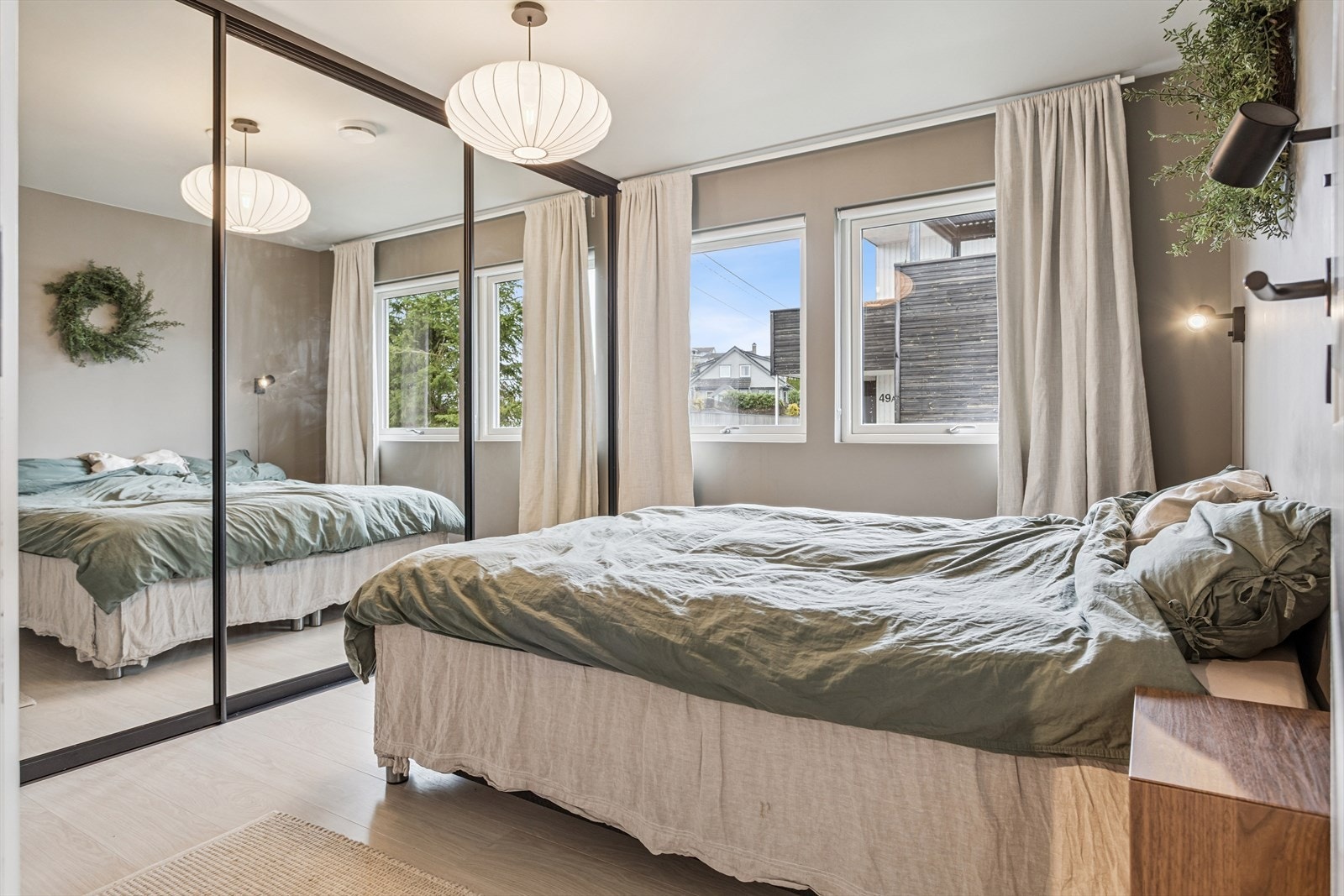 To lyse og luftige soverom i 1.etg, med plass til garderobeløsning og dobbeltseng på hovedsoverommet. Hovedsoverom har også stor, flott skyvedørsgarderobe. Galleribilde