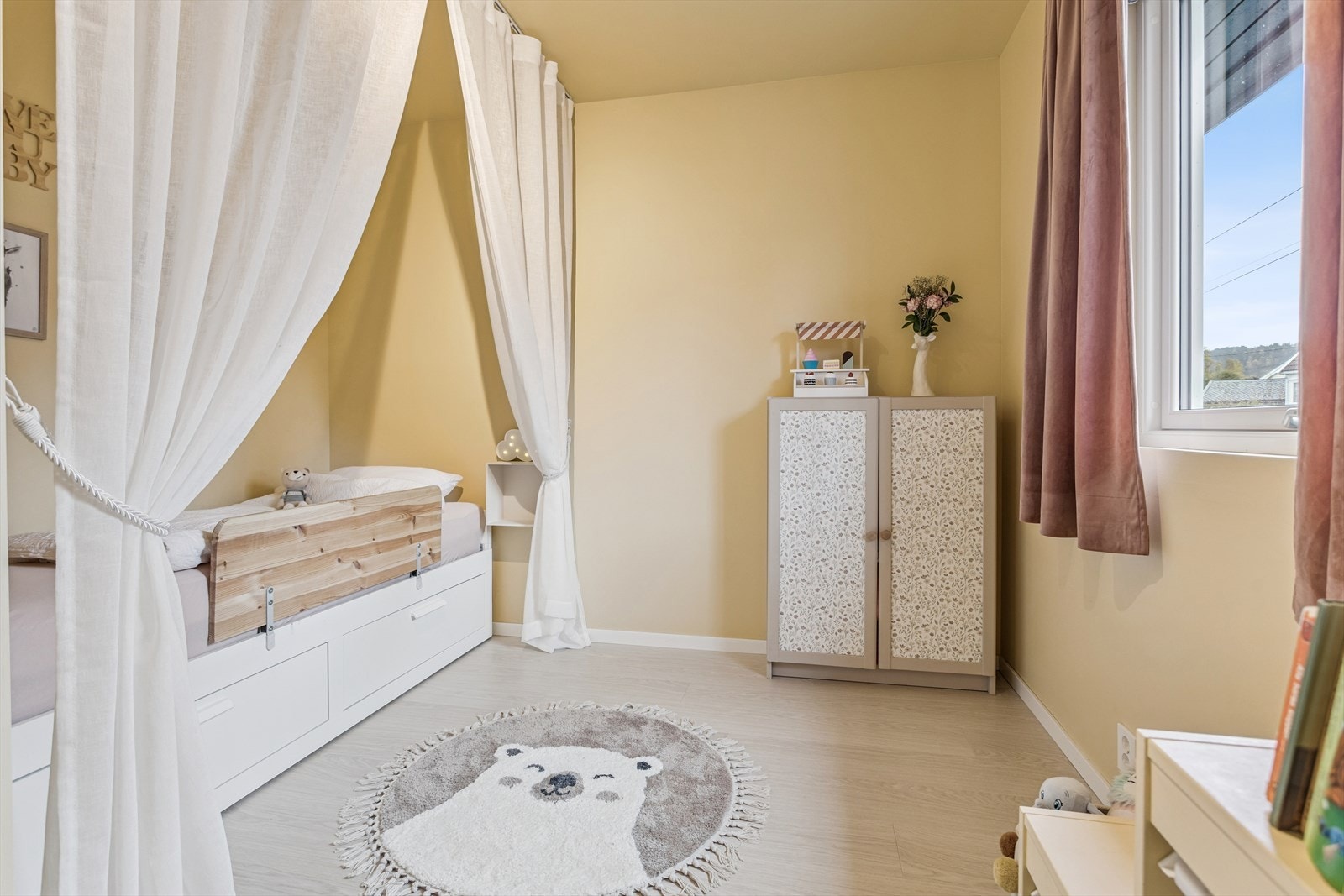 Nydelig barnerom i delikate, duse farger. Galleribilde