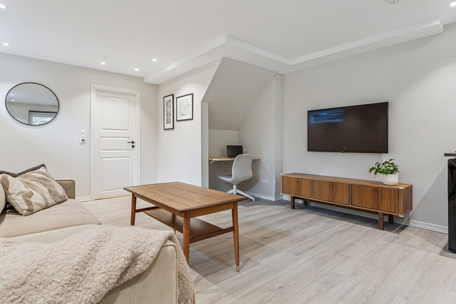 En koselig kjellerstue med laminatgulv, malte vegger og malt himling. Varme i gulv. Kjellerstue er opprinnelig avsatt til disponibelt rom og matbod, og dermed ikke godkjent for varig opphold. Galleribilde