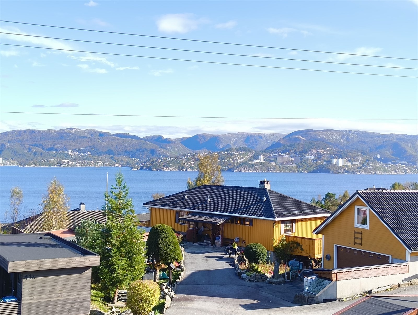 Nydelig utsikt over Byfjorden, og gode solforhold på eiendommen. Galleribilde