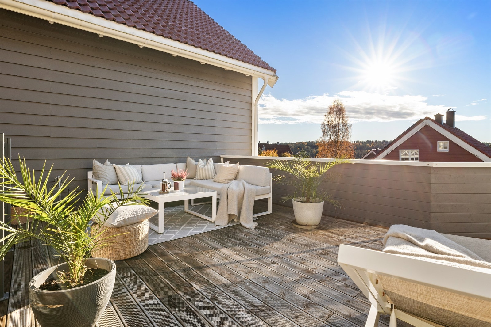 Her kan man nyte solen store deler av dagen og kvelden. Galleribilde