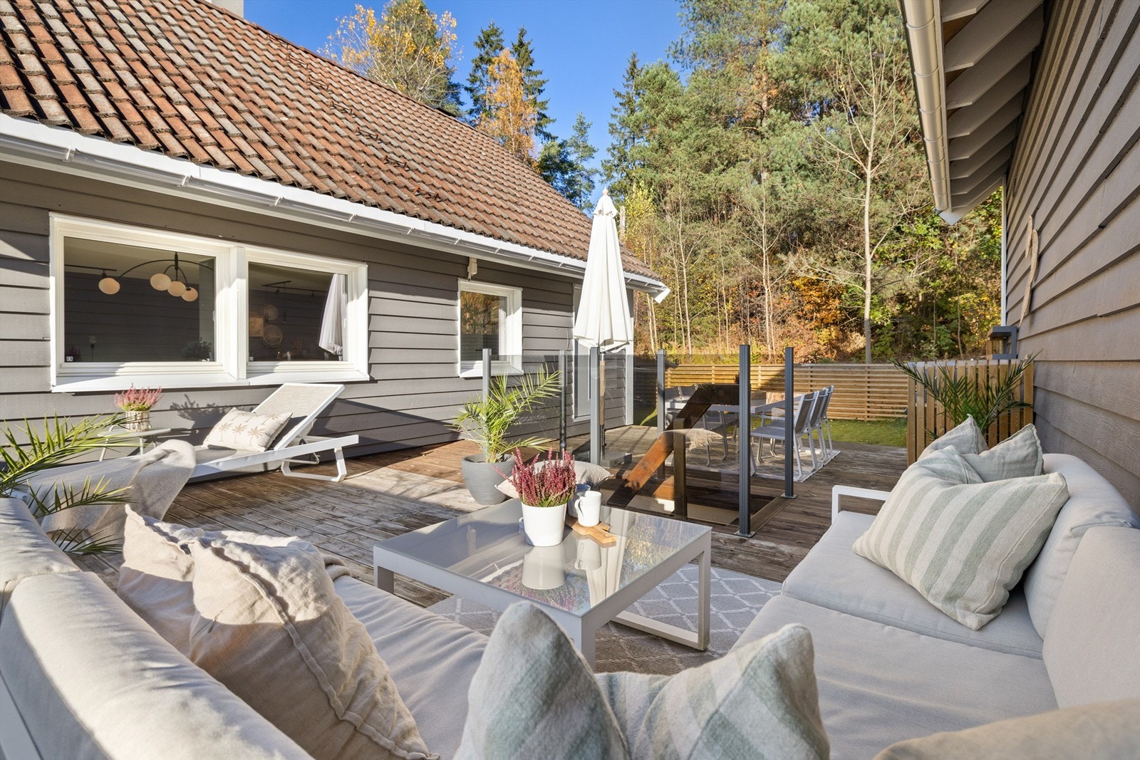 Den syd-vestvendte terrassen på 55 m² har rikelig med plass og gode solforhold. Galleribilde