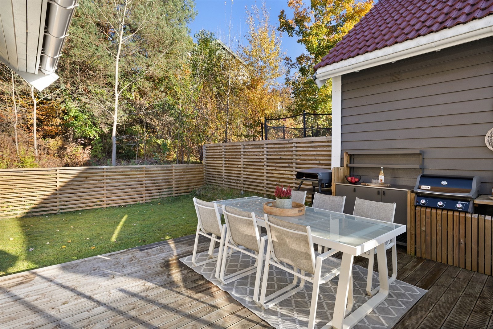 Her er det god plass til både spise- og loungegruppe, samt et praktisk utekjøkken. Galleribilde