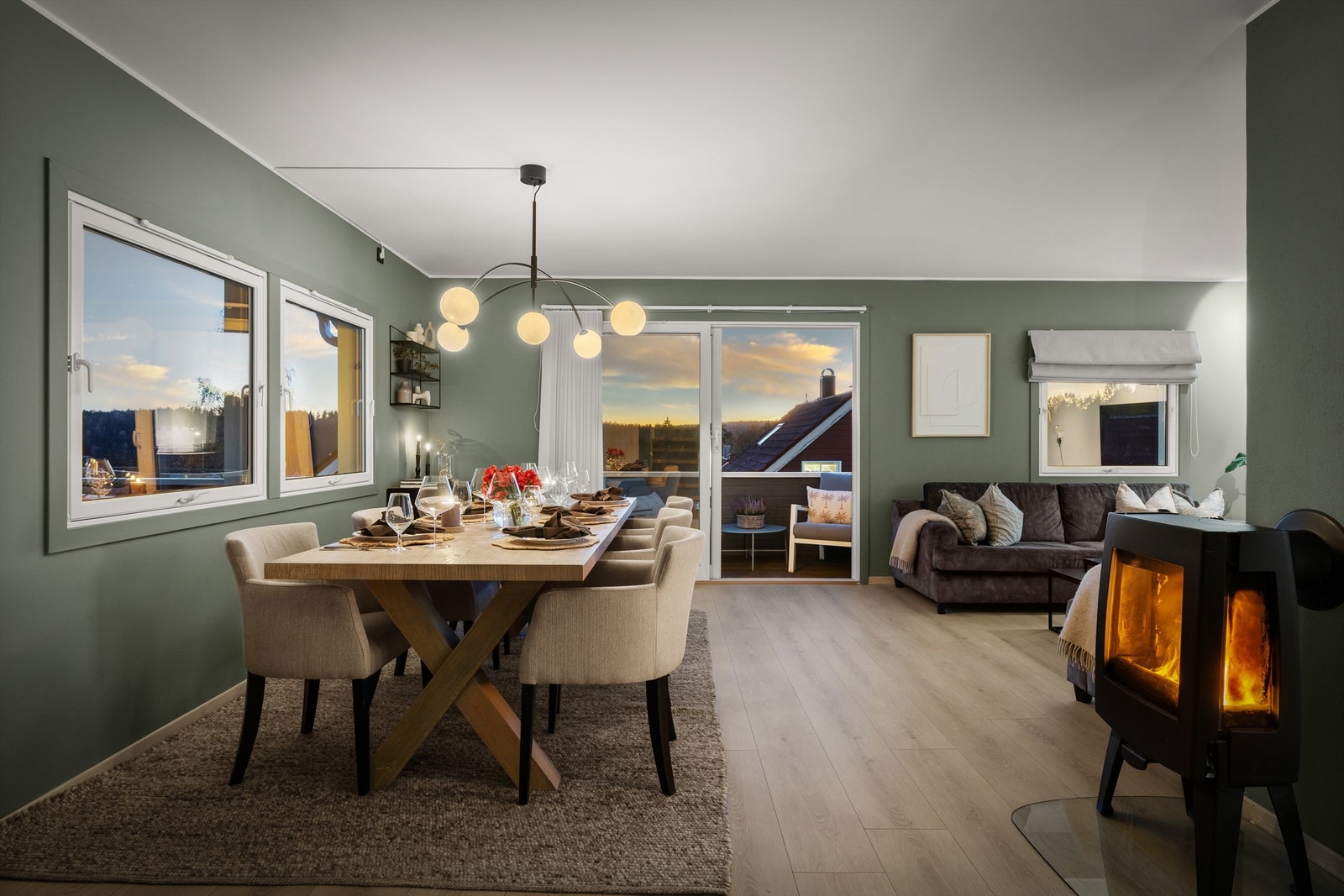 På kveldstid skaper peisovnen og belysningen en lun atmosfære i spisestuen. Galleribilde