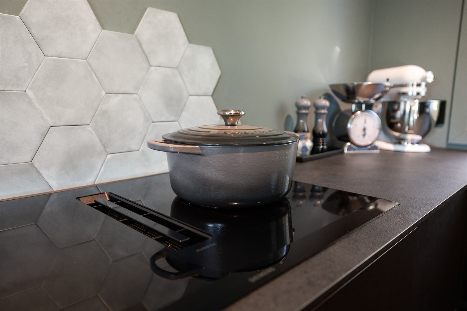 Induksjonstoppen har integrert avtrekksvifte med kullfilter. Galleribilde