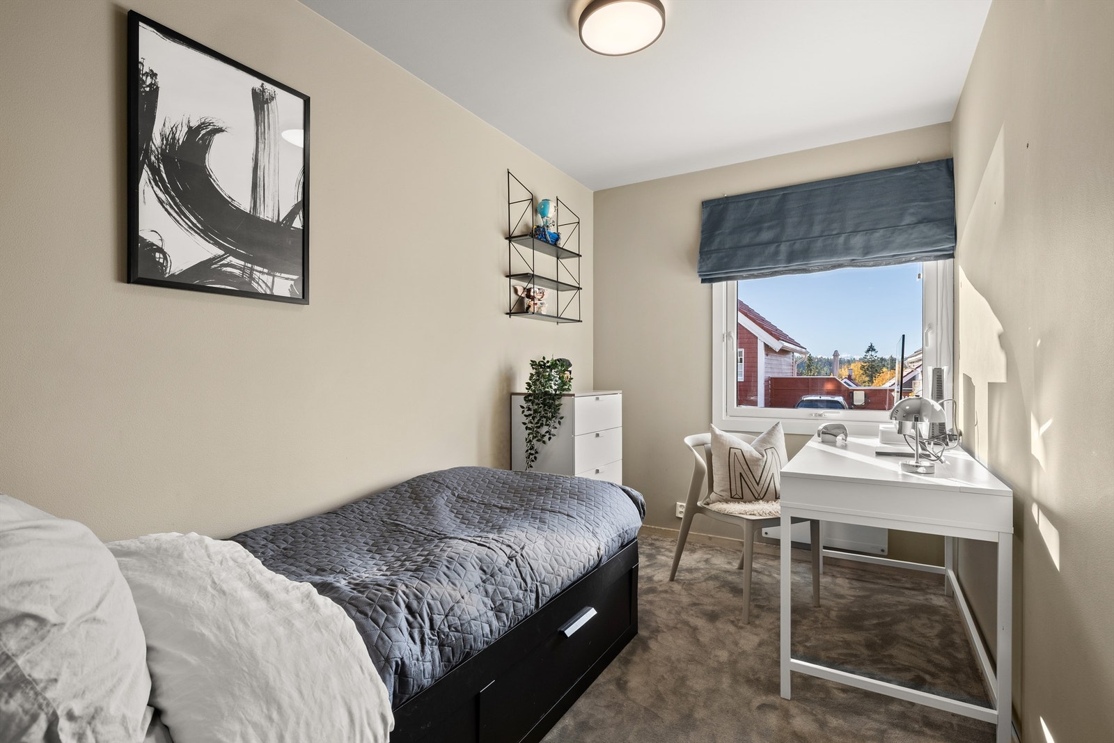 Det andre soverommet har plass til seng og skrivebordsløsning. Galleribilde