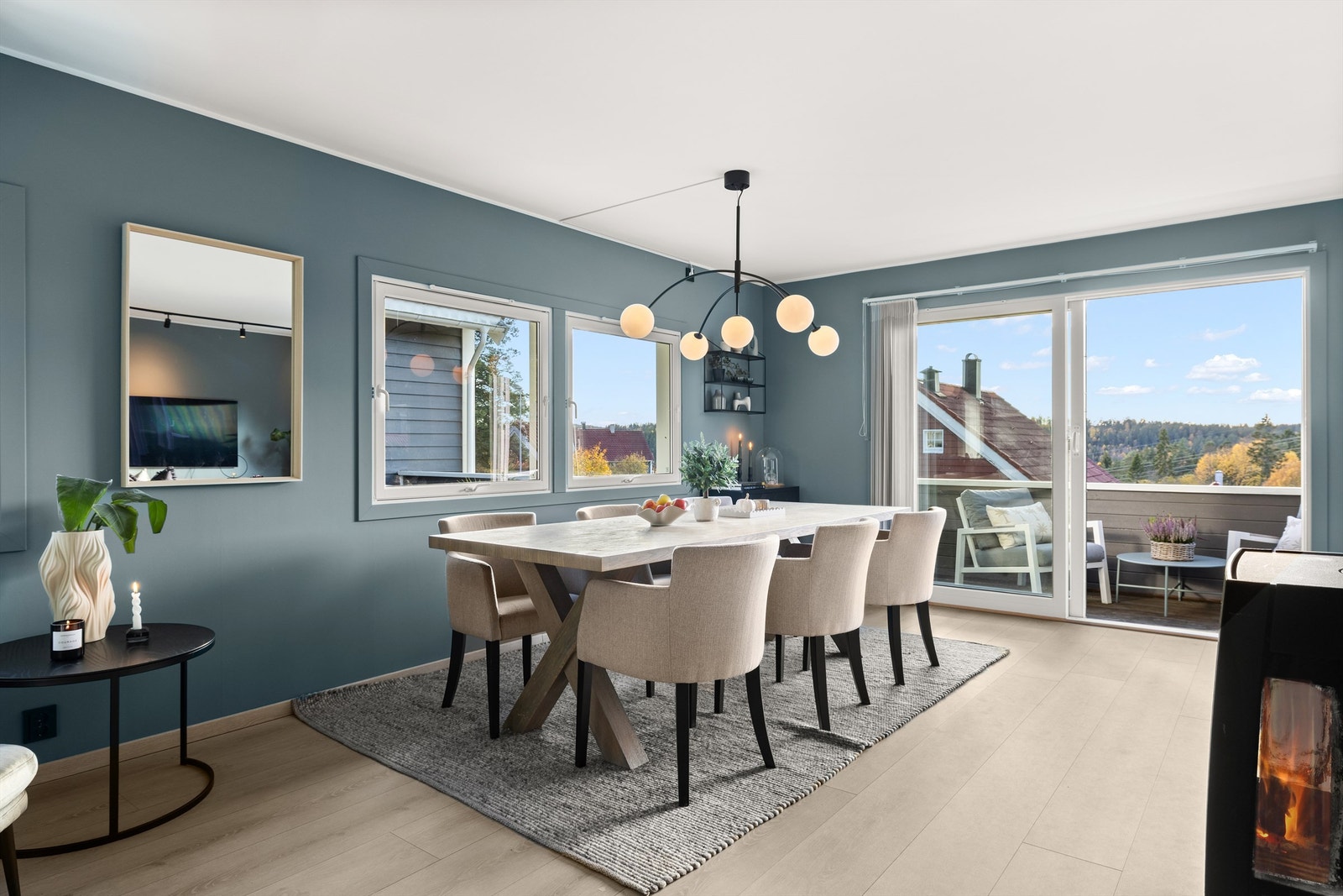 Spisestuen er et naturlig samlingspunkt, med skyvedør ut til terrassen fra 2017. Galleribilde