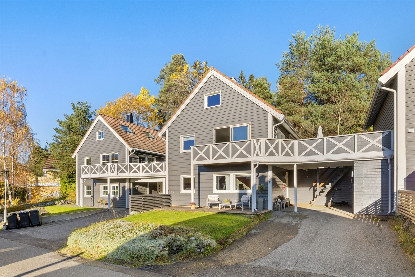 Boligen har parkering i carport med elbillader, samt plass i oppkjørselen. Galleribilde