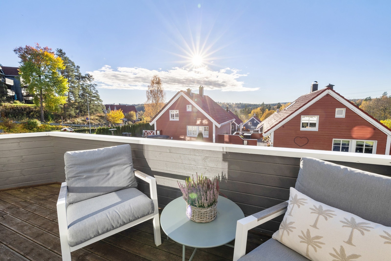 En mindre, usjenert krok på terrassen for roligere stunder. Galleribilde