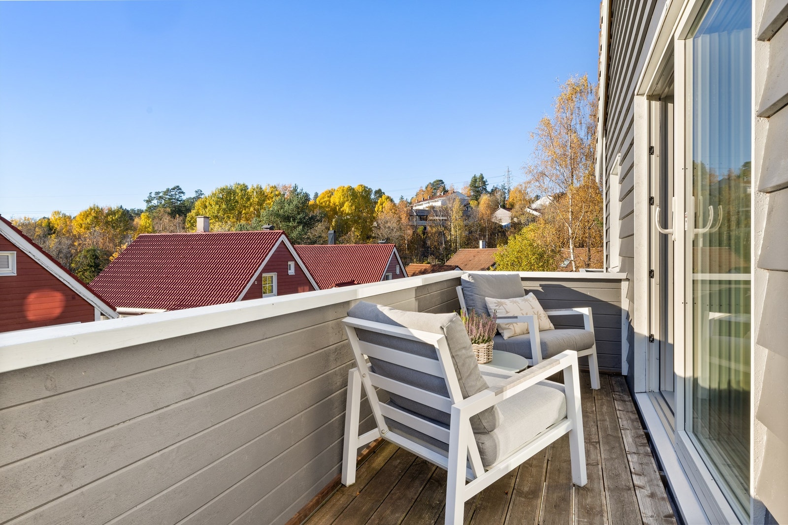 Tilbake i første etasje går vi ut på den store, syd-vestvendte terrassen. Galleribilde