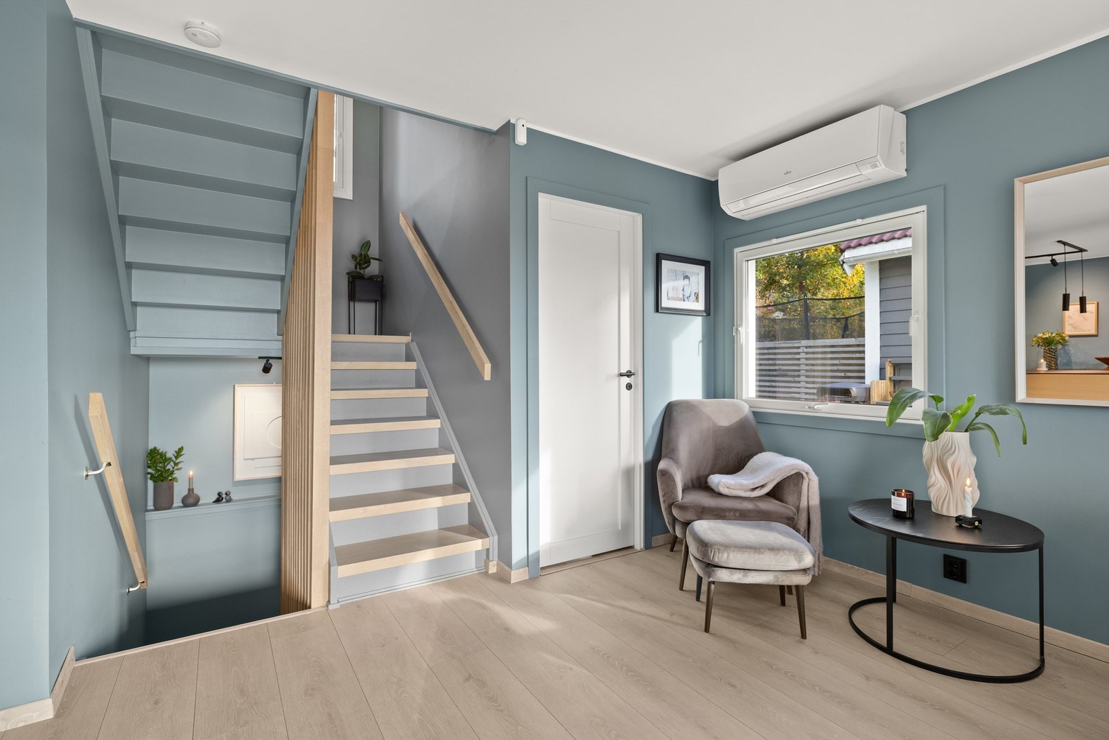 Fra stuen går trappen videre opp til boligens loftsetasje. Ny Galleribilde