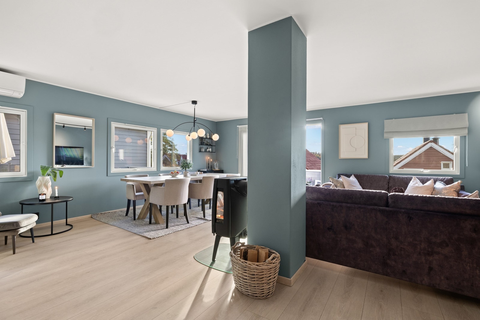 Gulvet i hele etasjen har laminat med gulvvarme for jevn og behagelig temperatur. Galleribilde