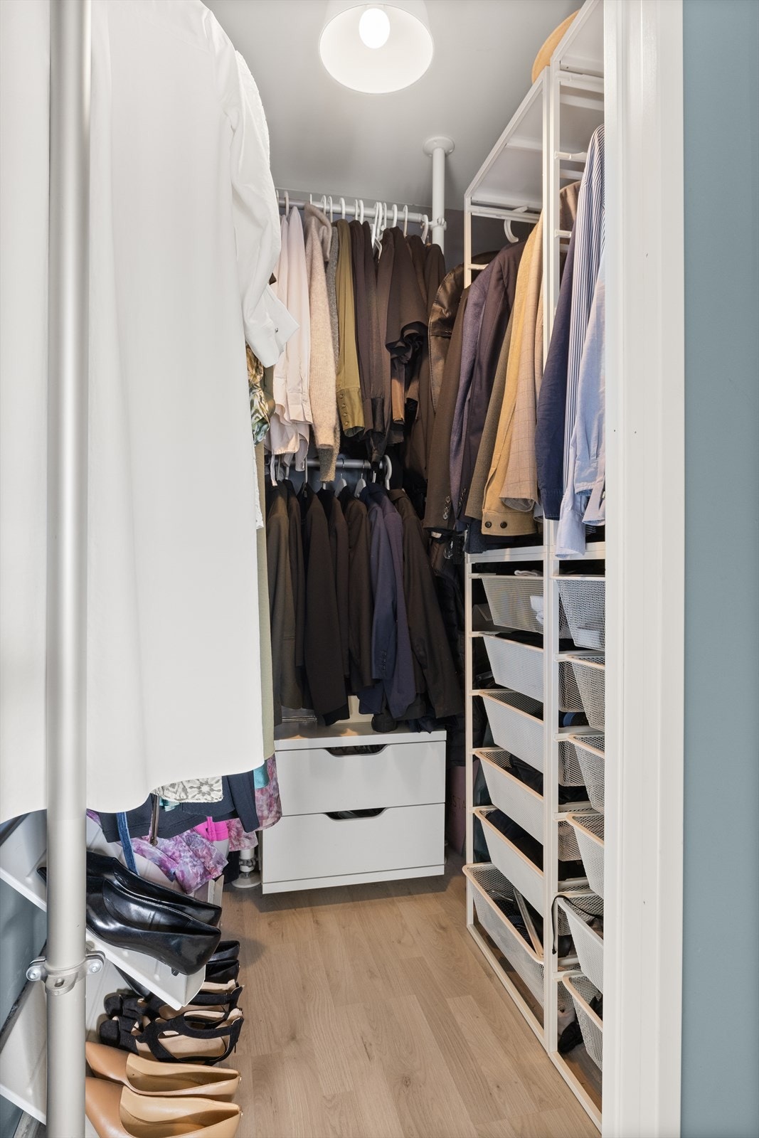 I tilknytning til hovedsoverommet ligger et praktisk omkledningsrom. Galleribilde