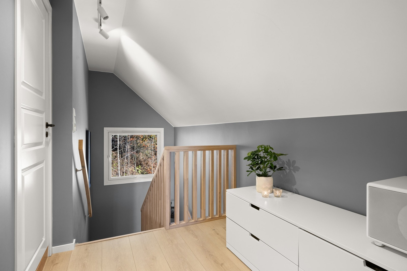 Loftsgangen binder sammen rommene i etasjen. Galleribilde