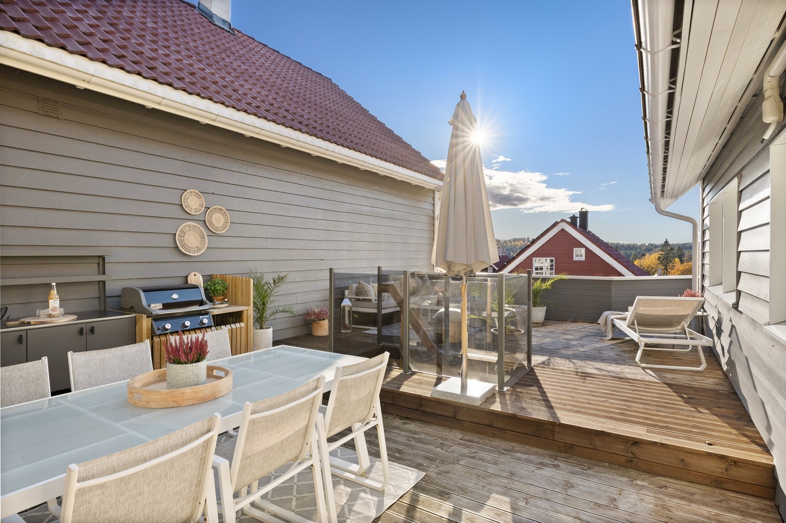 Rekkverk i glass og metall ved trappeåpningen sikrer en åpen følelse. Galleribilde