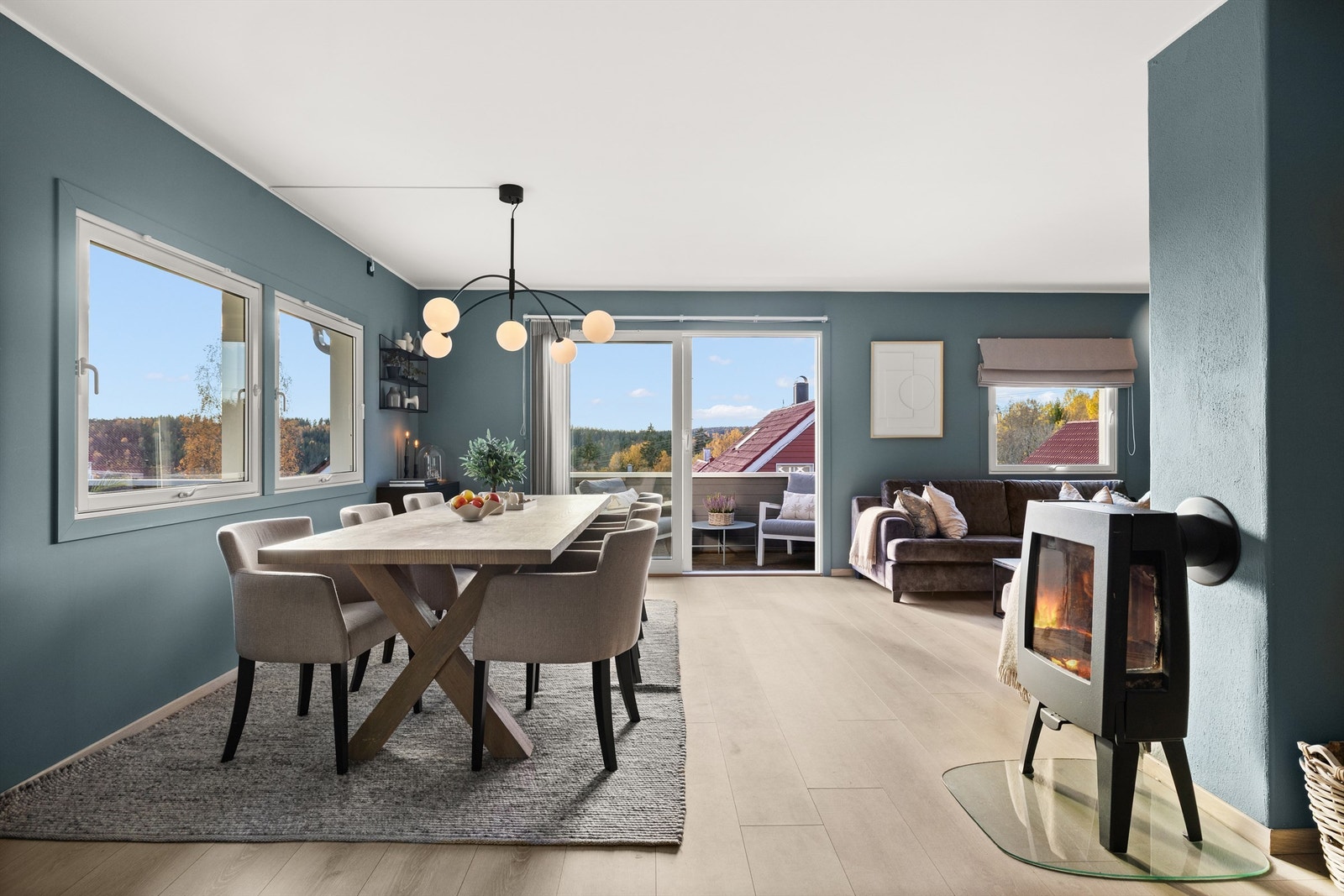 En moderne peisovn gir både hygge og ekstra varme på kalde dager. Galleribilde