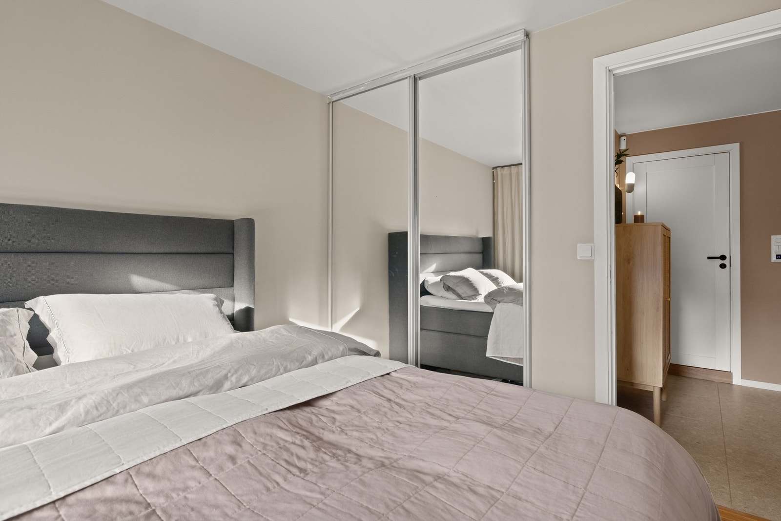 Rommet har en stor skyvedørsgarderobe med speilfronter for rikelig med oppbevaring. Galleribilde