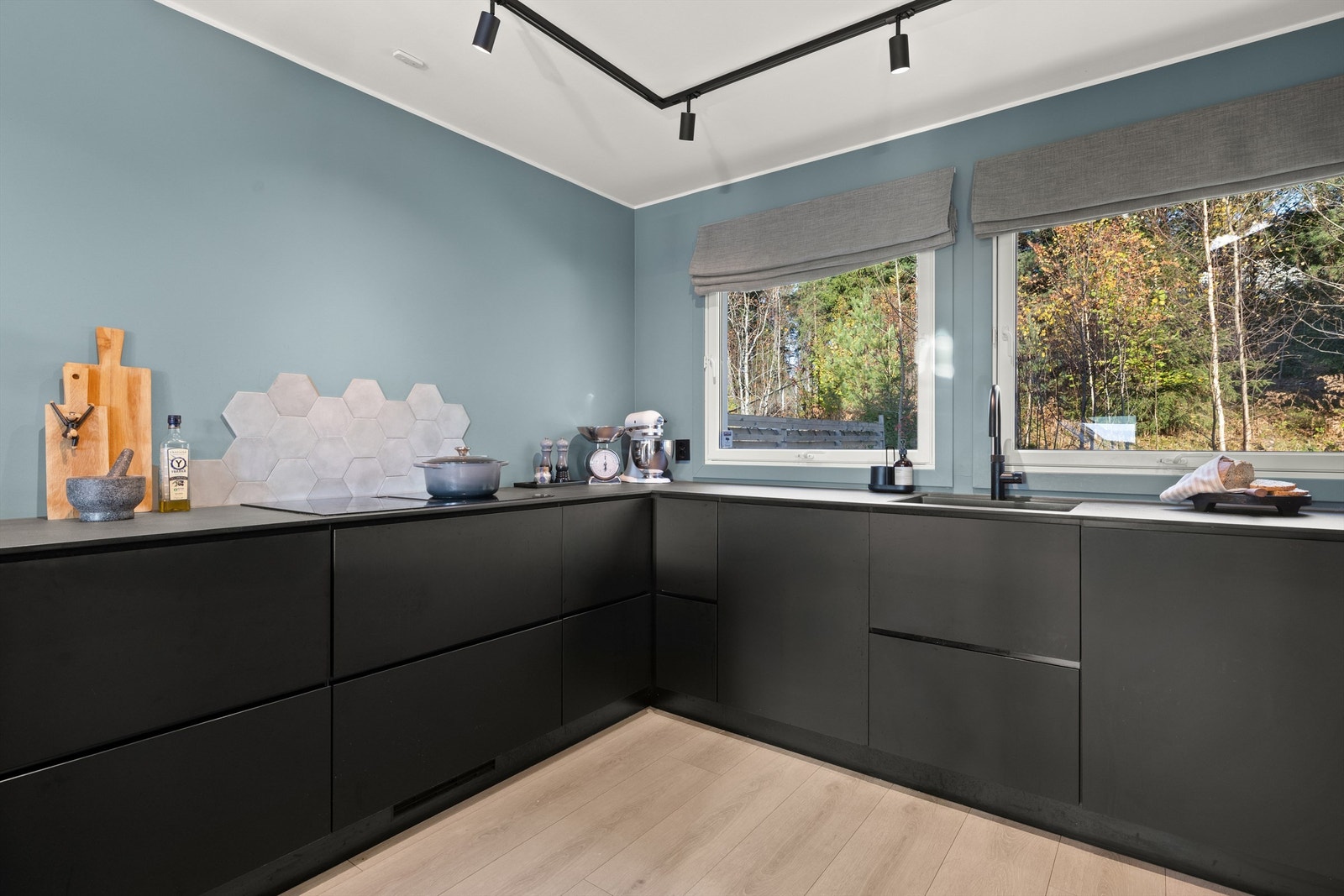 Rikelig med skap- og benkeplass gjør kjøkkenet svært funksjonelt. Quooker blandebatteri for kokende vann med en gang Galleribilde