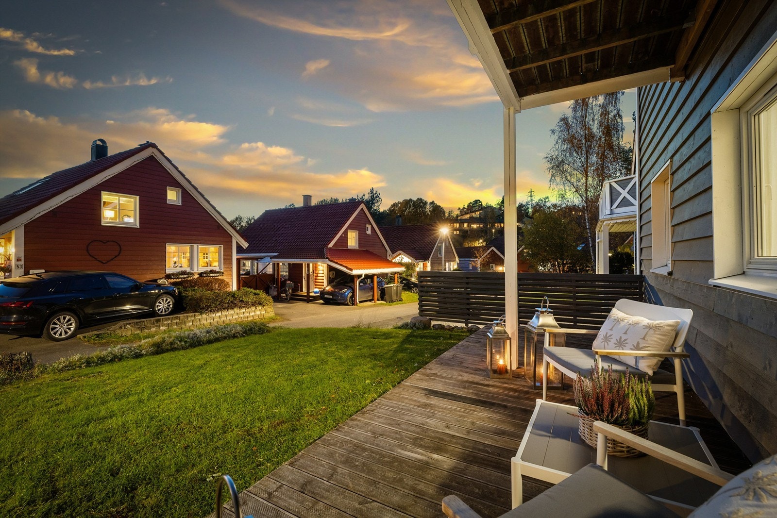 Den overbygde markterrassen ved inngangen gir en lun uteplass. Galleribilde